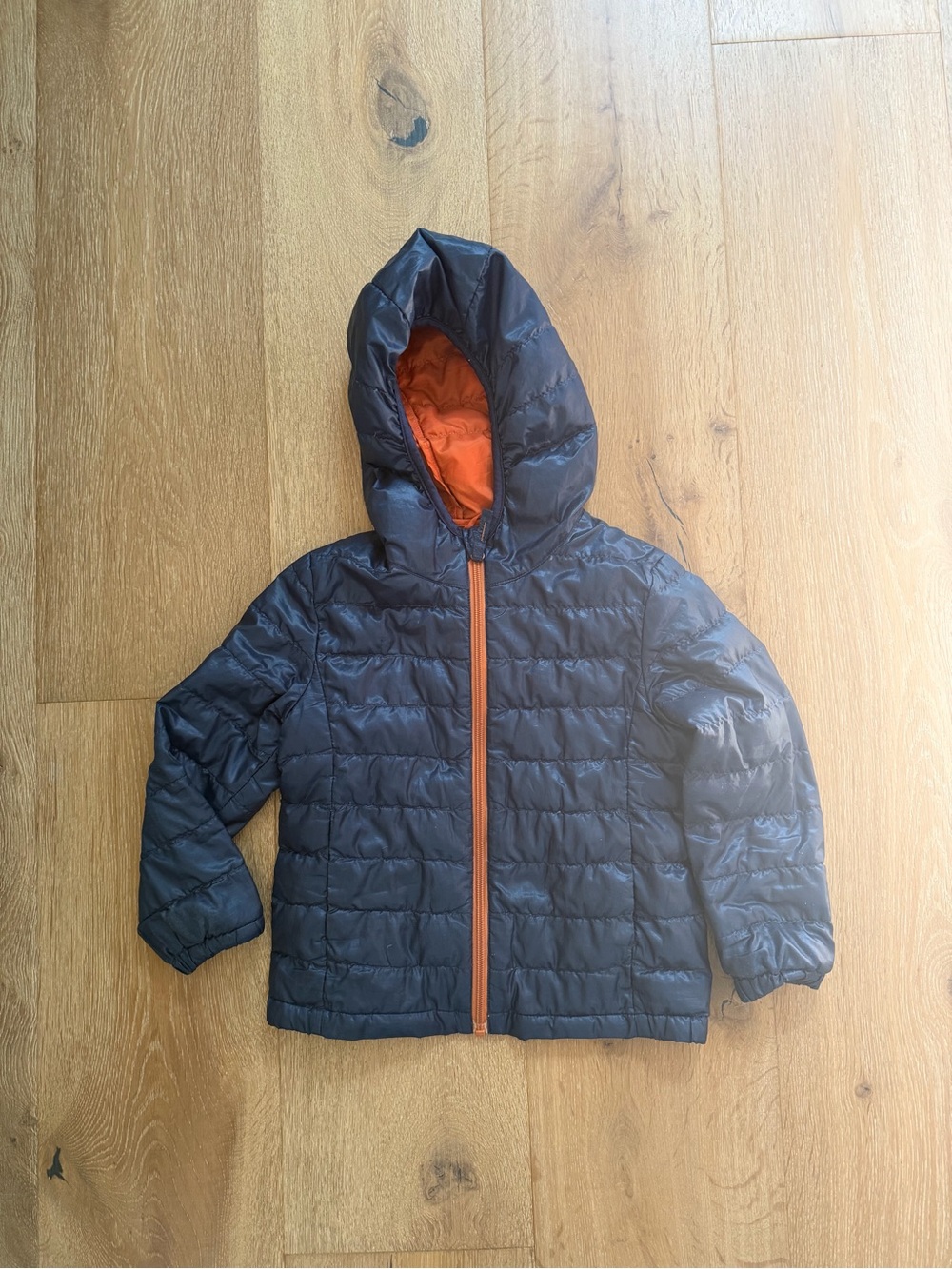 Uniqlo Kids Hooded Puffer Jacket in Navy with Orange Lining es